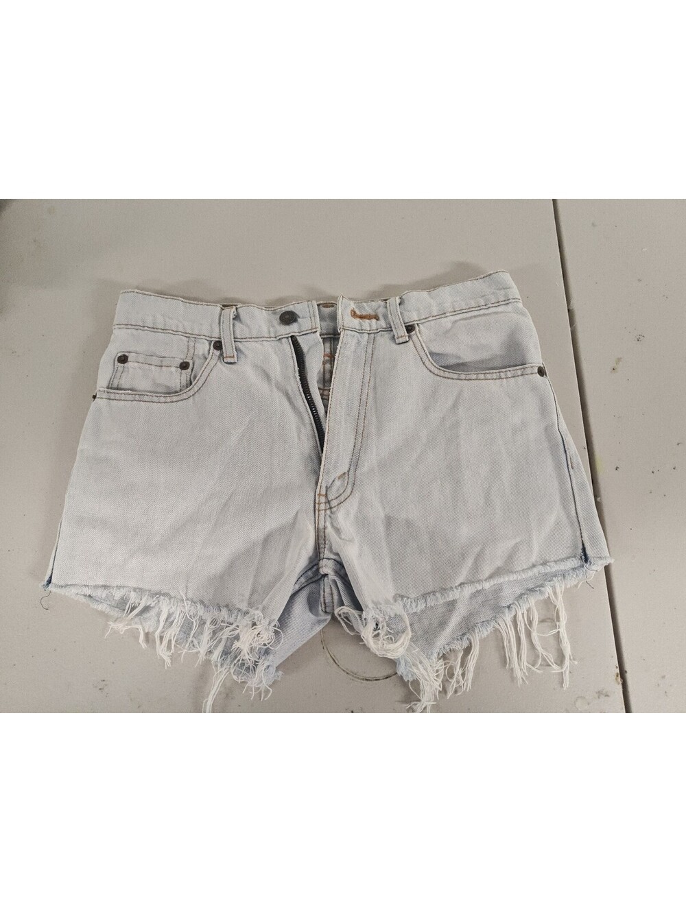 Vintage Levi’s 501 Cut Off Denim Shorts Light Wash Distressed Frayed Hem W32